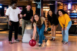 découvrez les 5 meilleures raisons de choisir le bowling à caissargue pour des sorties conviviales entre amis alliant fun, compétitions et détente.