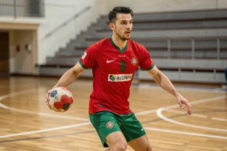 Joueur de handball portugais en action sur un terrain intérieur, portant le maillot aux couleurs du Portugal
