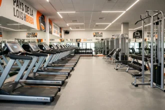 Vue panoramique d'une salle de fitness moderne dans les Pays de la Loire avec équipements de musculation et de cardio